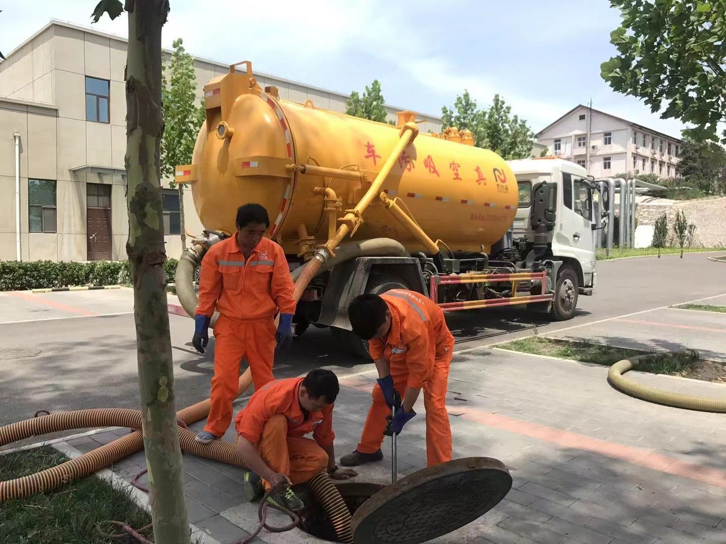 南靖管道疏通车停在窨井附近