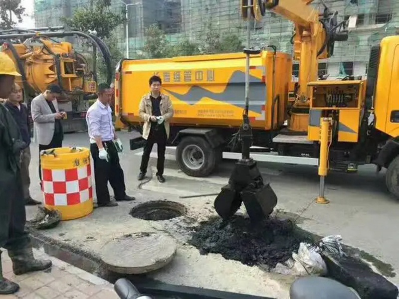 南靖街道：网格员化身“清道夫”，为民解忧疏通“堵心”化粪池